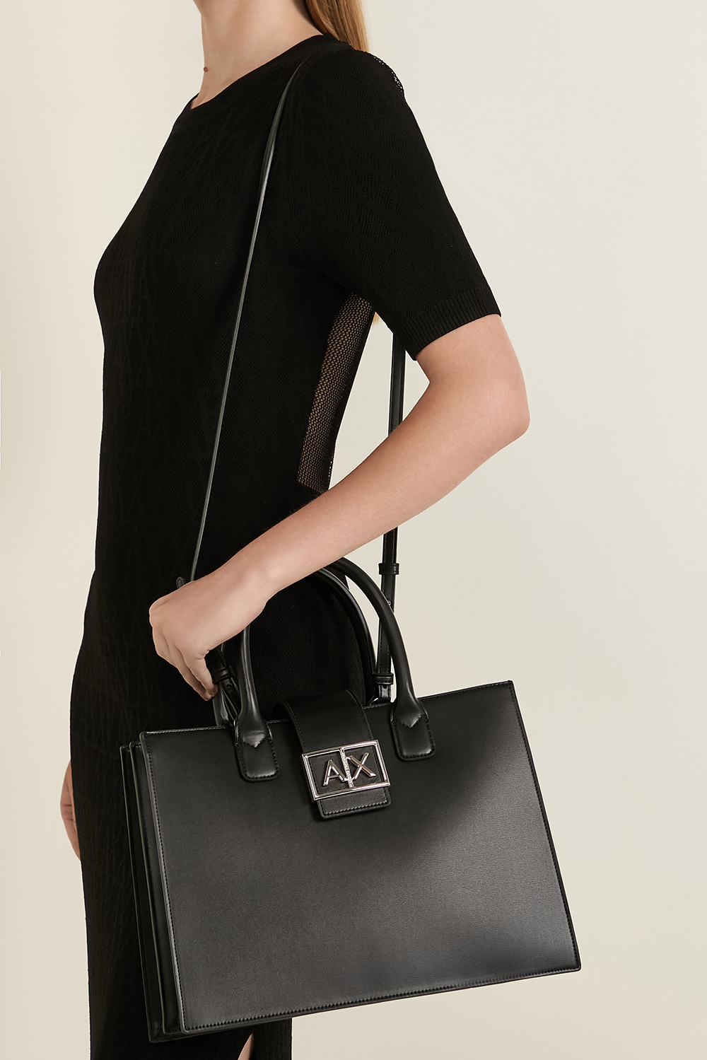 תמונת כל הלוק של תיק טרפז